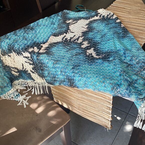 EUC poncho light weight lace size L/XL , long white fringe at sleeve. - Picture 2 of 3